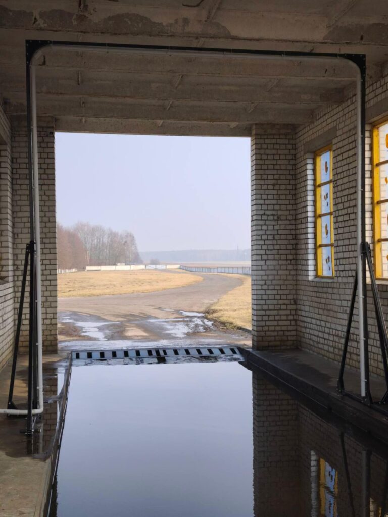 Автоматическая рамка для дезинфекции автотранспорта на въезде в помещение