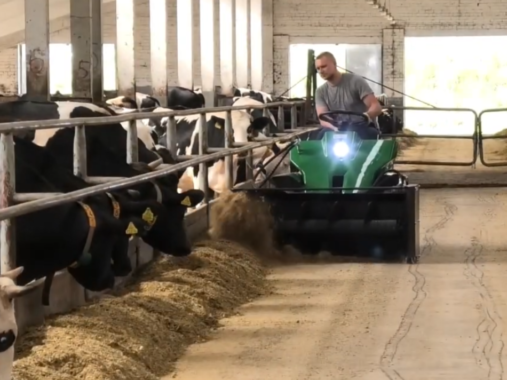 Кормление КРС, используя подталкиватель корма Кормилец