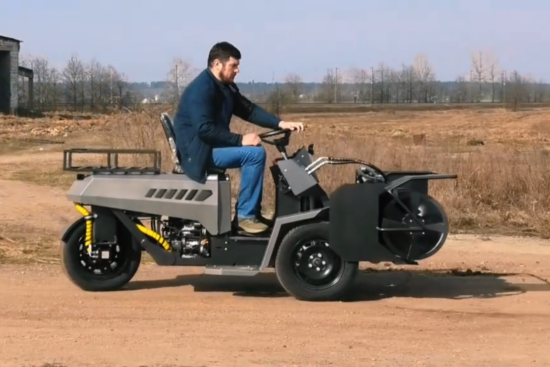 подталкиватель кормов Кормилец с оператором