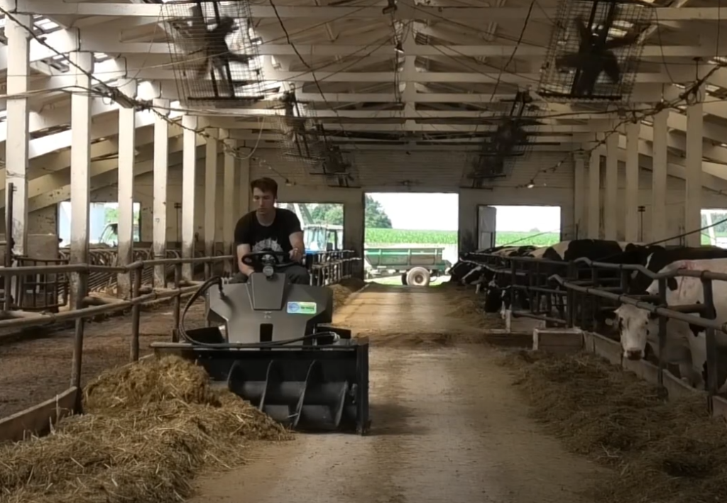 Подталкиватель корма "Кормилец" пододвигает корм